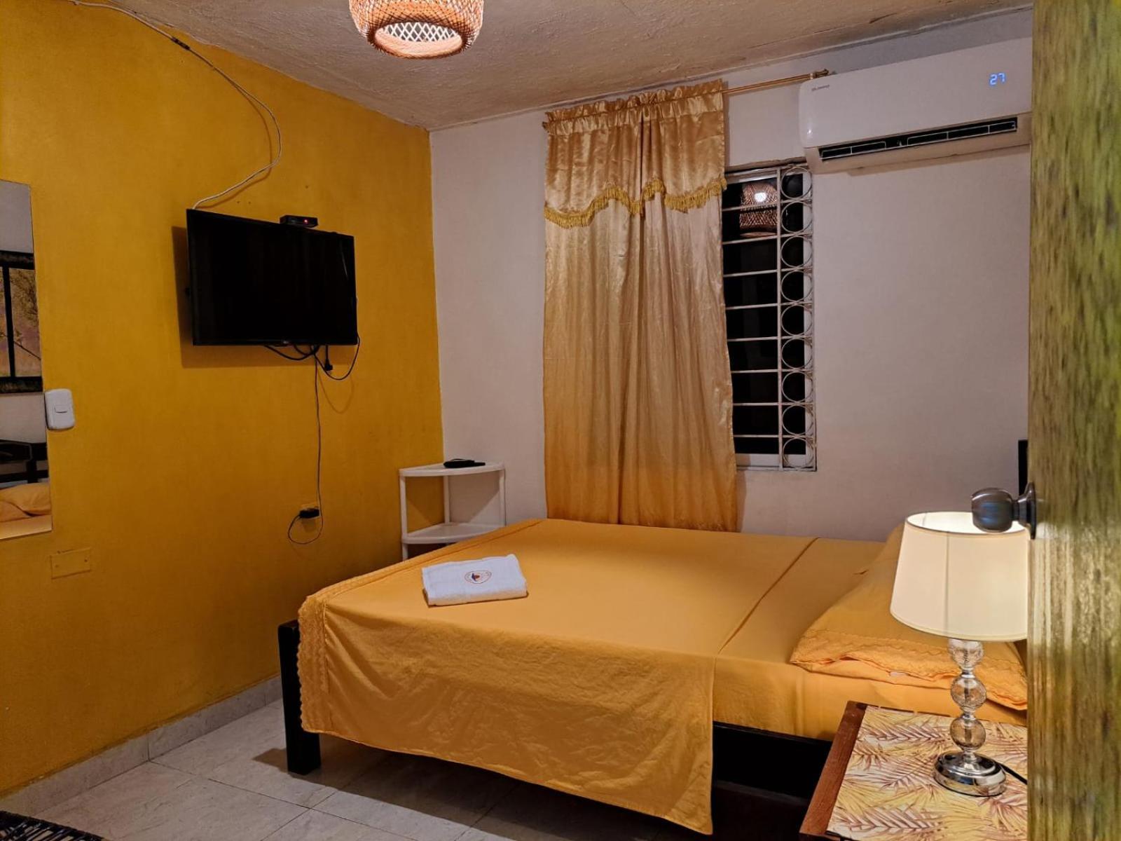 Hostel Shalom Adonai Cartagena Екстериор снимка